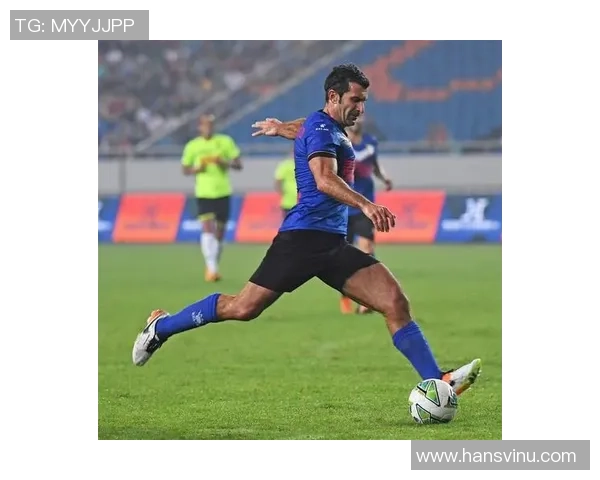 足球明星联袂登场时装秀展现运动与时尚完美结合的魅力与风采 足球明星联袂登场时装秀展现运动与时尚完美结合的魅力与风采